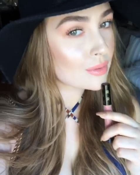 Kenia es una cosmetóloga y maquillista certificada.