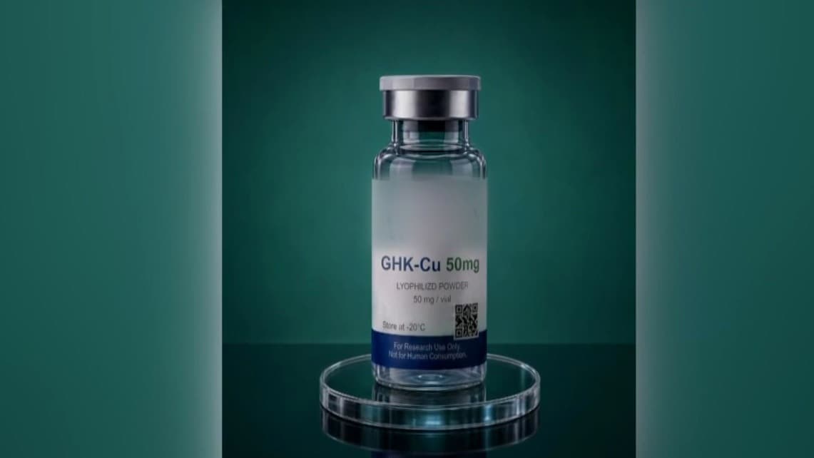 "Aún no está aprobado por la FDA": Especialista advierte sobre el “péptido azul” inyectable