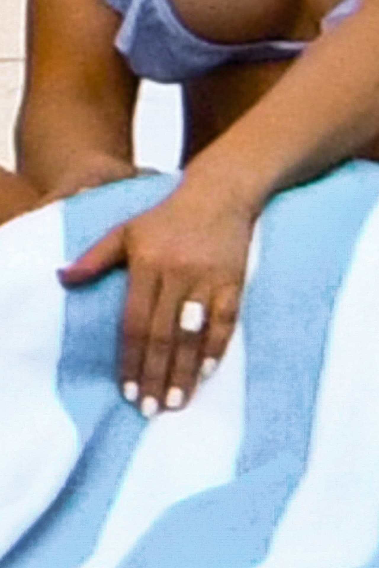 La ‘Diva del Bronx’ también fue captada luciendo el 
<b><a href="https://www.univision.com/famosos/anillo-de-compromiso-de-jennifer-lopez-costaria-mas-de-un-millon-de-dolares-segun-expertos-en-joyas-fotos">enorme anillo de diamantes</a></b> que recibió de compromiso. La joya de 16 quilates tiene una valor estimado de 1.8 millones de dólares.