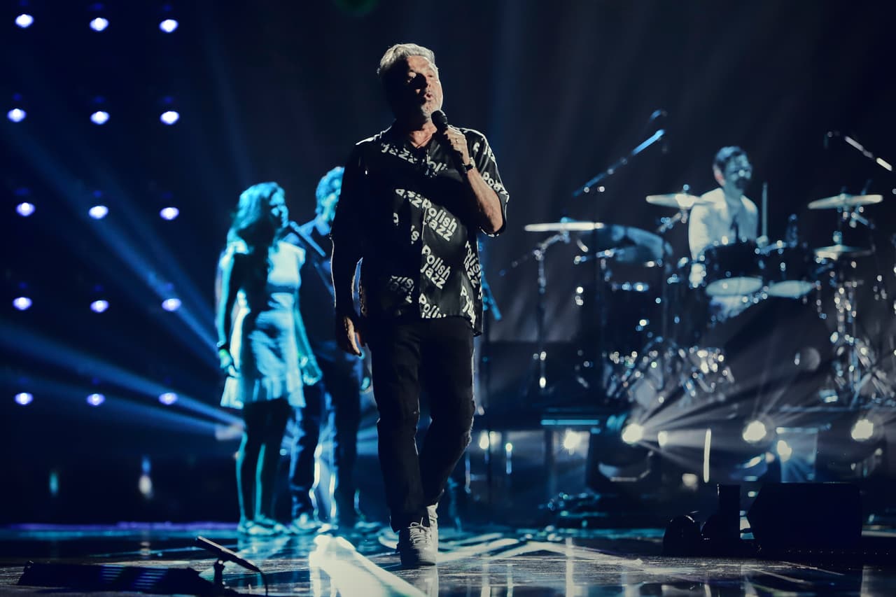 Relajado, como siempre, se paseó por el escenario mientras, entre un receso y otro, daba sorbitos de un termo en el que llevaba té de hierbas naturales; una costumbre que ha mantenido por décadas, para mantener la potencia de su voz.