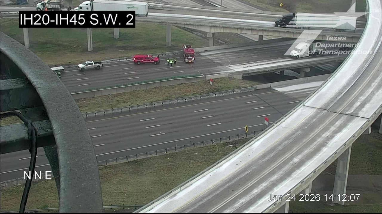 También en 
<b>la I-20, pero cerca de la autopista 45, al sur, se reportaron cierres de puentes viales.</b> Recordemos que los puentes se congelan antes que las autopistas porque 
<b>el aire frío los recubre y no reciben el calor de pavimento o la tierra,</b> por eso son más resbaladizos.