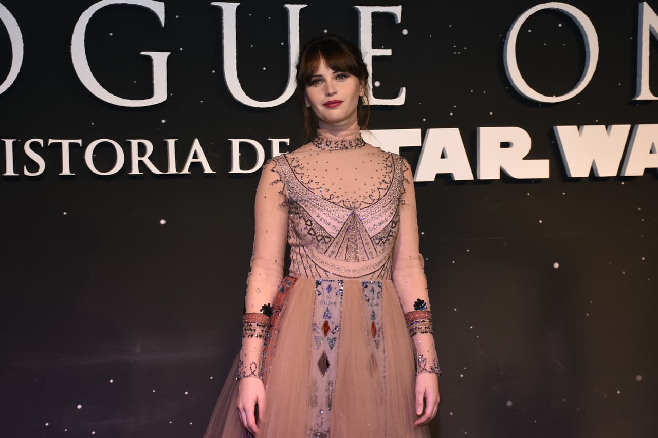 Felicity Jones usó este bello vestido para la función de la cinta.