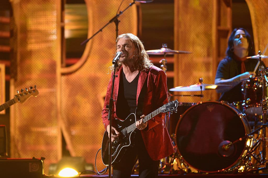 Además, 
<b>Maná</b> fue la primera banda de rock en español en firmar un contrato de presentación de la agencia Creative Artist Agency, empresa con clientes de la talla de Bon Jovi, AC/DC, Madonna y Carlos Santana, entre otros.