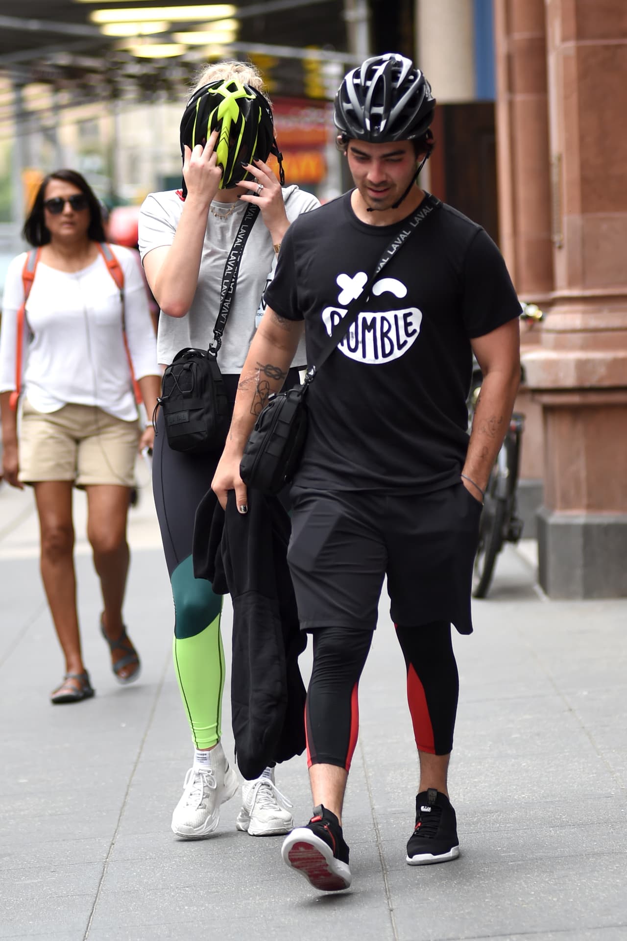 El mismo gesto usó la actriz 
<b><a href="https://www.univision.com/entretenimiento/sophie-turner-de-game-of-thrones-a-barely-lethal-video">Sophia Turner</a></b>, de la serie '
<b>Game of Thrones</b>', al ser captada en New York con su futuro esposo, 
<b><a href="https://www.univision.com/temas/joe-jonas">Joe Jonas</a></b>.