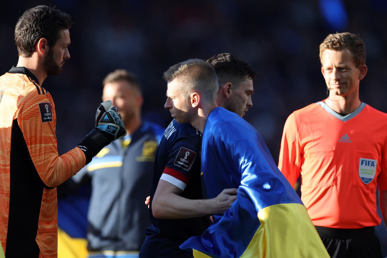 A pesar de lo que sucedía en la cancha los escoceses fueron fraternos con el equipo cuyo país fue invadido.