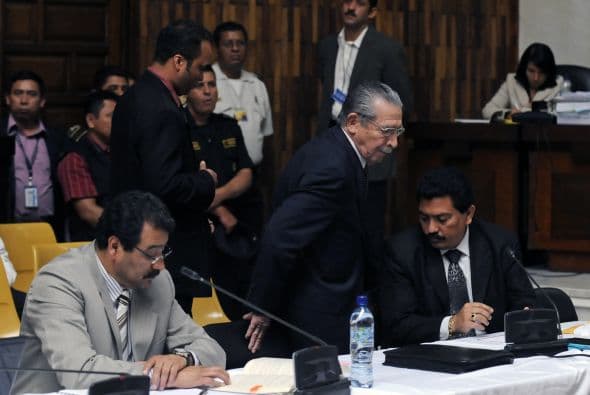 "Lo amarraron de los pies y las manos y lo arrastraron. También a otros cuatro se los llevaron", apuntó.