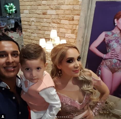 Obviamente Melissa, quien fue maquillada por el experto Daniel Kintanar, fue el alma de la fiesta a la que acudieron 150 invitados entre familiares y amigos de la familia Uresti Plancarte.