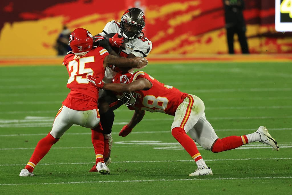 La defensa de los Tampa Bay deja a Patrick Mahomes sin pase de anotación y con dos intercepciones en la arrolladora victoria de los Buccaneers 9-31 sobre los Kansas City Chiefs. Tom Brady demuestra porque es el mejor y con tres pases de anotación y sin intercepciones consigue su séptimo anillo de Super Bowl.