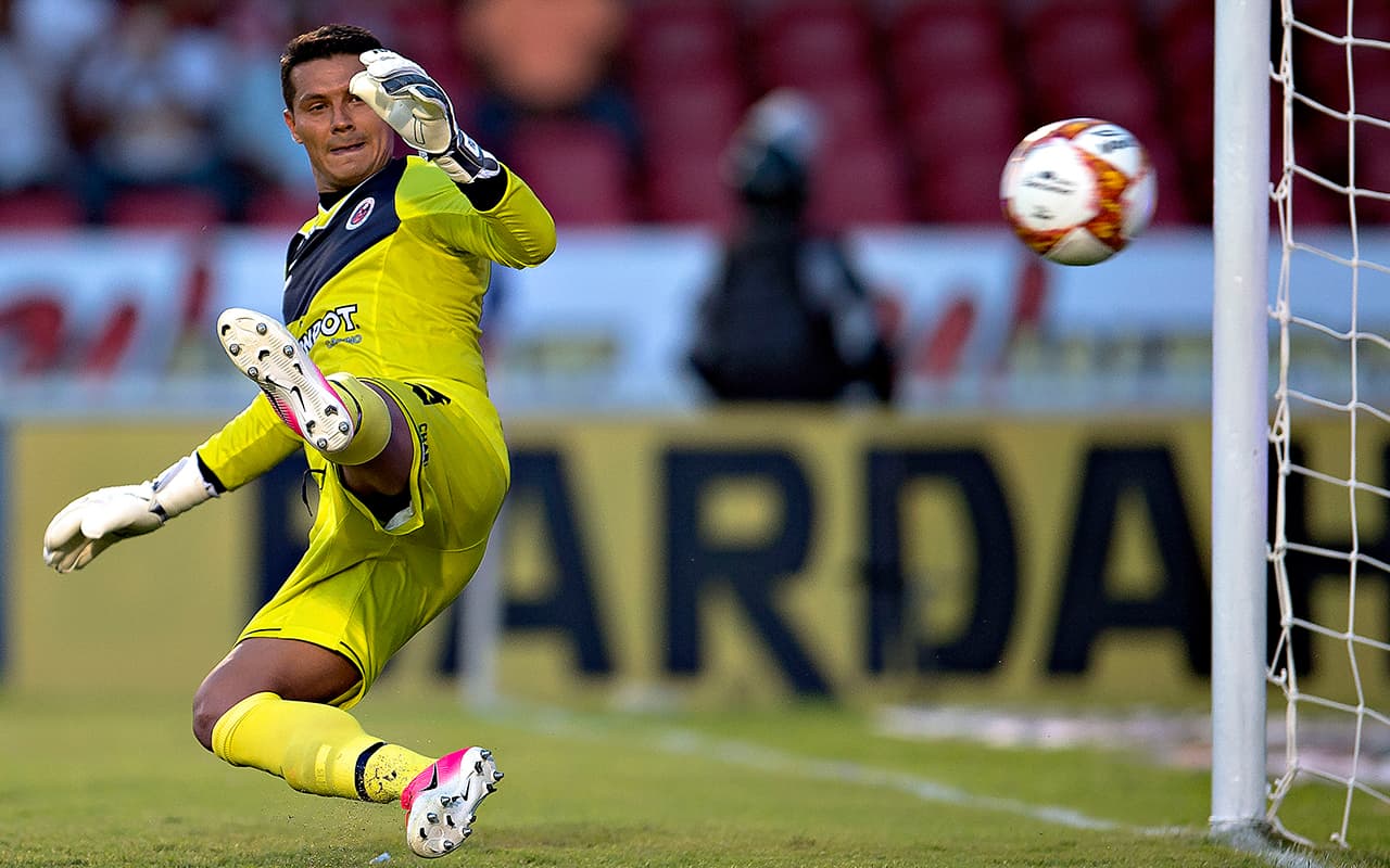 El arquero de Veracruz, Edgar Hernández, fue engañado en el cobro y no pudo evitar el segundo gol de Pumas.