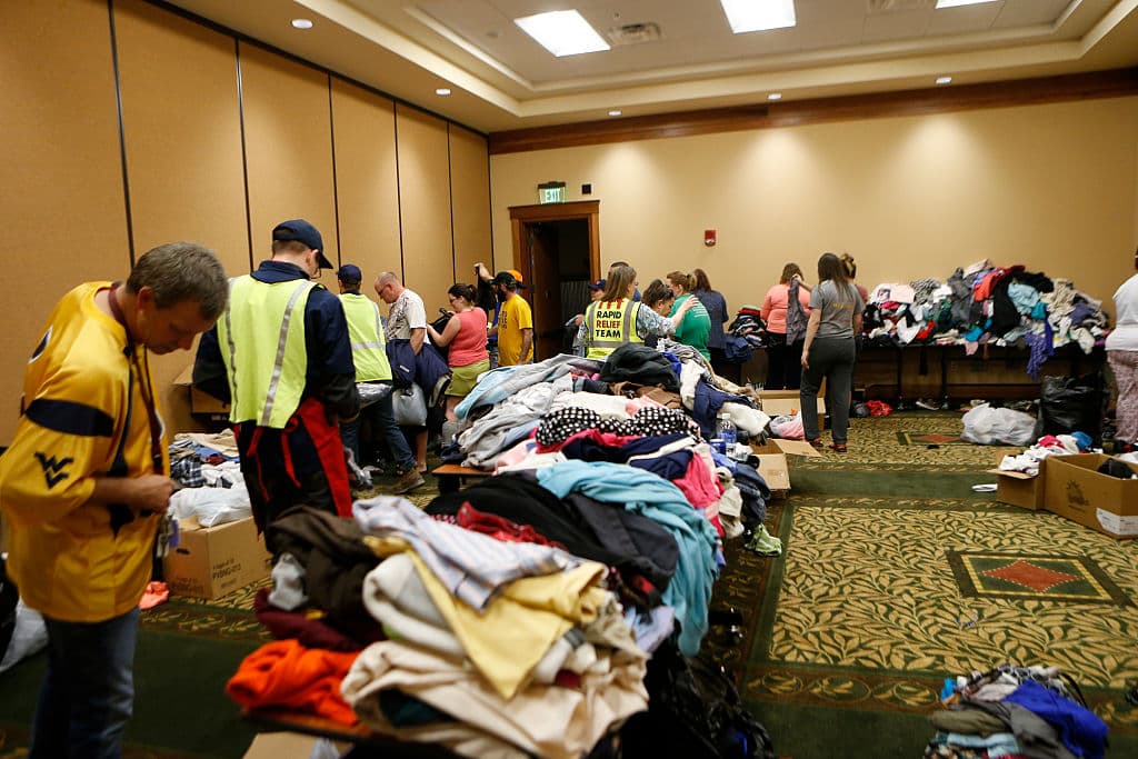 Un grupo de voluntarios colabora en la asistencia a miles de evacuados en un refugio de Pigeon Forge, Tennessee.