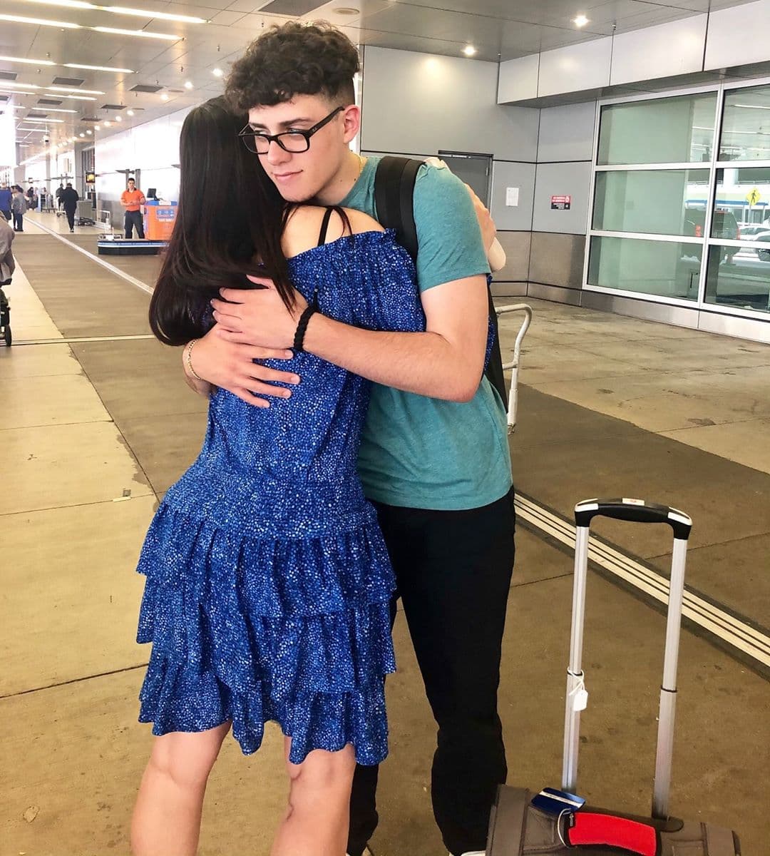 En la imagen, aparece abrazando a su hijo mayor Cristian, quien se va a un viaje escolar y se alcanza a ver la cicatriz en su pierna derecha.