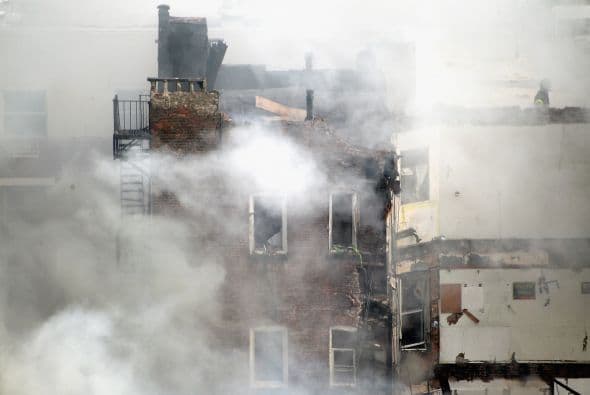 El derrumbe de dos edificios en el barrio de Harlem se debió a una explosión por una fuga de gas y confirmó al menos dos muertos, 18 heridos y varias personas desaparecidas. "La tragedia se originó por una explosión de gas y sabemos que hemos perdido a dos personas y que hay 18 heridos de diversa consideración y varias personas desaparecidas", dijo el alcalde de Nueva York, Bill de Blasio en una conferencia de prensa junto al lugar del siniestro. De Blasio detalló que las autoridades procederán a buscar entre los escombros una vez que los bomberos controlen el incendio, tras explicar que quince minutos antes de la explosión un vecino llamó a la empresa ConEdison para alertar de una fuga de gas