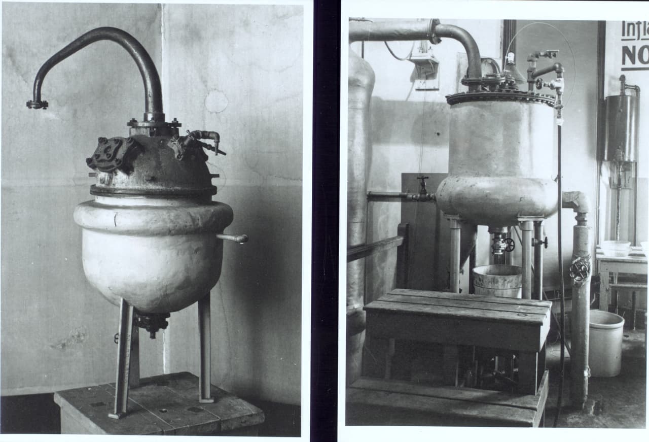 En la imagen, una destilería de insulina de principios del siglo XX.
<a href="https://insulin.library.utoronto.ca/about/collip" target="_blank">Collip no registró su fórmula de purificación de insulina</a> y para marzo de 1922 perdió la capacidad de producir un extracto de insulina purificada. Aunque la purificación se logró nuevamente, el grupo de Toronto no logró resolver los problemas de la fabricación a gran escala. Dos meses después, Macleod inició negociaciones con Eli Lilly.
<br>
<br>El laboratorio Eli Lilly logra desarrollar en 1922 un sistema de producción. Más tarde ese año, también se otorgan patentes para la fabricación de insulina en Gran Bretaña al Medical Research Council y en Dinamarca a August Krogh.