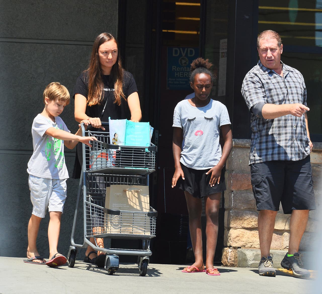 Por eso, mientras tanto, Zahara y Knox están de compras en el "súper".