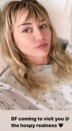 Ninguno ha confirmado 
<b><a href="https://www.univision.com/famosos/miley-cyrus-se-defiende-de-quienes-la-senalan-por-besar-a-cody-simpson-mientras-el-revela-que-desayunaron-juntos-fotos" target="_blank">una relación</a></b> todavía. Durante su estancia en el hospital, Cyrus publicó una foto en la que lo llamó "BF" ("mejor amigo").