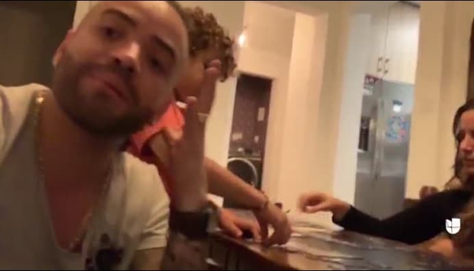 "
<b><a href="https://www.univision.com/famosos/el-emotivo-video-con-el-que-nacho-confirma-que-esta-separado-de-la-madre-de-tres-de-sus-hijos-video" target="_blank">Seguimos juntos como familia</a></b>, aunque no sigamos juntos como pareja. Nosotros somos una familia porque nos amamos, nos respetamos", dijo el cantante en aquel video.
<br>