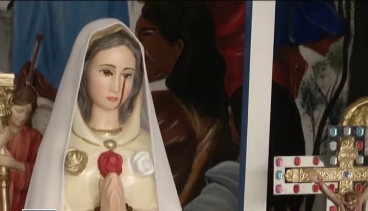 Cuando el padre Edgar Silva notó que una figura de yeso y madera de la Virgen de la Rosa Mística de su parroquia tenía manchas rojas en sus ojos, primero creyó que se trataba de pintura, aunque después supuestamente vio que eran lágrimas de sangre. 
<br>