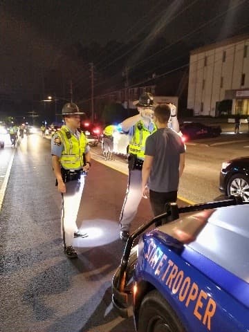 No manejes borracho o bajo la influencia de narcóticos. Si vas a beber, utiliza un conductor designado o un servicio de viaje.