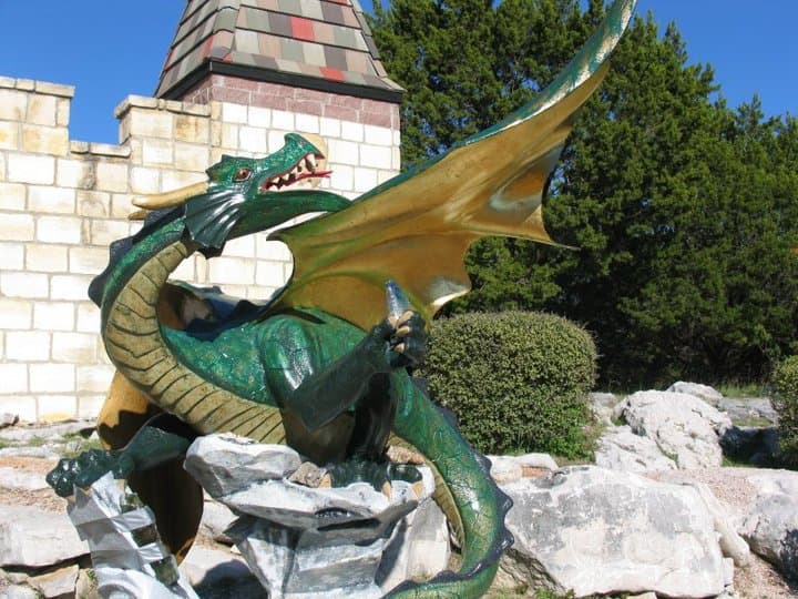 Su plan era construir lo que llamaría "Falkenstein". Así que, inspirados por el rey Ludwig, el matrimonio decidió crear su propia versión.