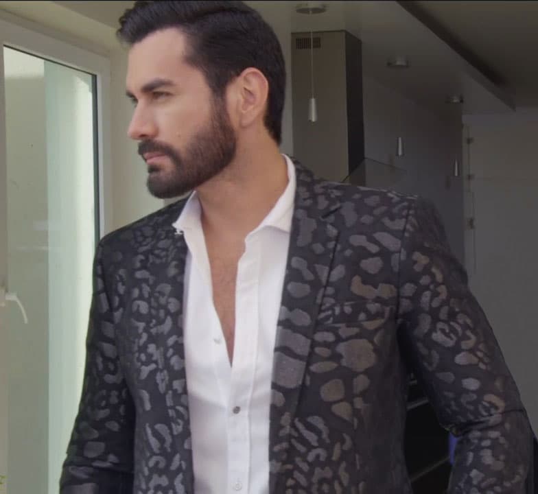 Por su parte, 
<b><a href="http://www.univision.com/novelas/la-doble-vida-de-estela-carrillo/david-zepeda-es-ryan-cabrera-en-la-doble-vida-de-estela-carrillo">Ryan</a></b> es más discreto, usa otro tipo de estampados, como el 
<i>animal print</i>.