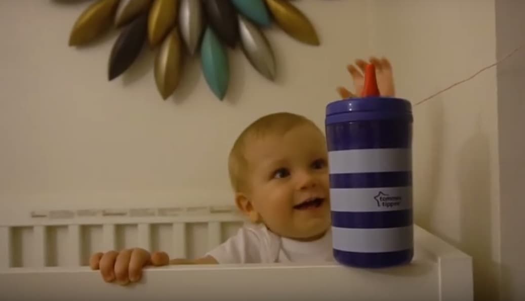 El efecto dominó con el que este bebé desveló si iba a tener un hermanito o una hermanita