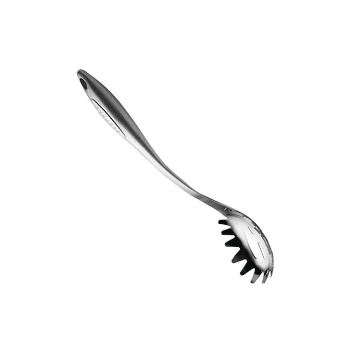 <b>Cuchara de espaguetis</b>: gran parte de la gracia de preparar y servir las pastas largas (de las que existen muchas más opciones que los espaguetis) radica en no romper las tiras, de ahí la forma dentada de esta cúchara. Además tiene un agujero en la cabeza que equivale a una porción de pasta (al menos de pasta seca) para una persona.
<b><a href="http://www.houzz.com/"> Houzz</a></b>| $23.95 dólares