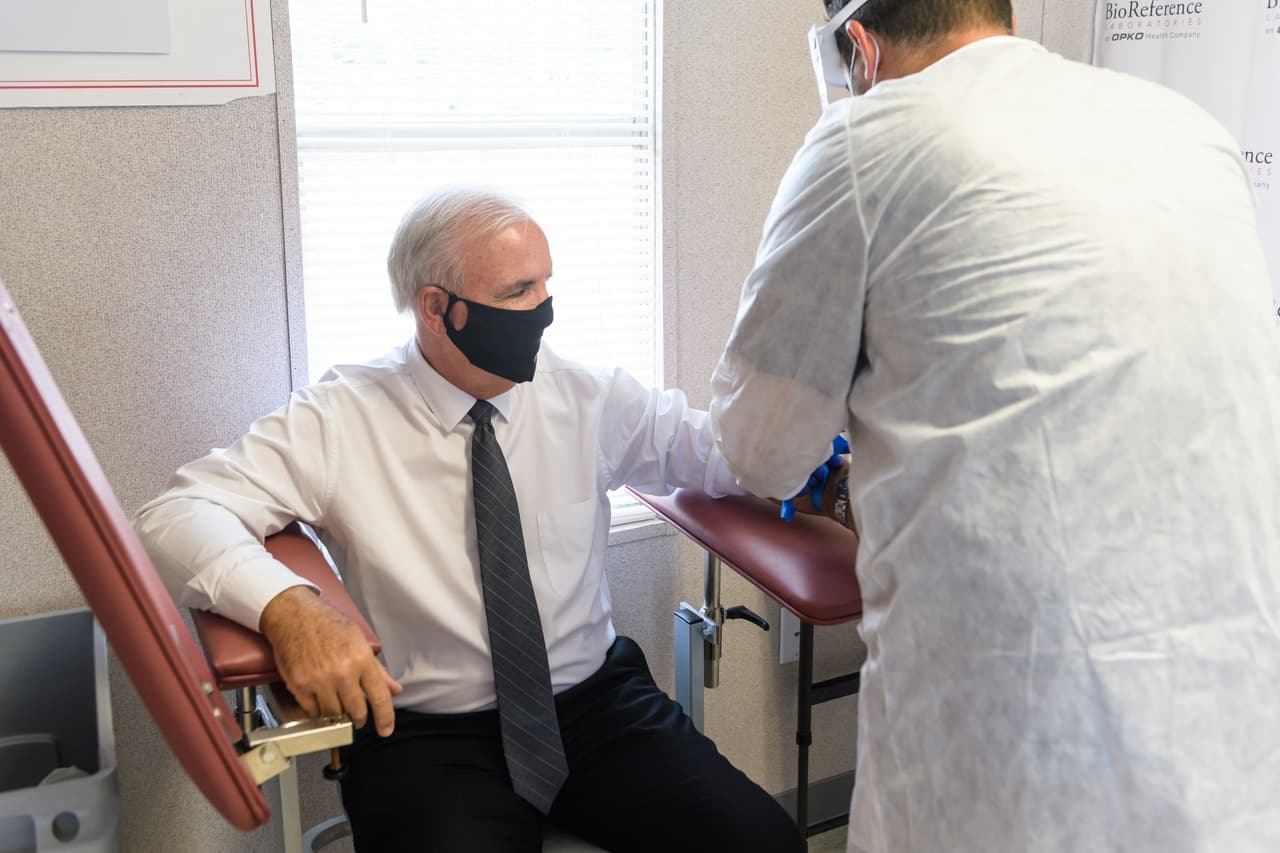 "Anoche después de tener dolor de espalda y síntomas de cálculos renales, fui de urgencias al hospital en consulta con mi médico primario", dijo en su cuenta de Twitter el representante de Florida.