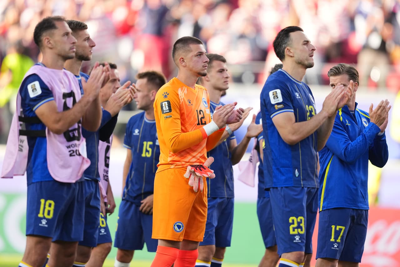 Jugadores bosnios reaccionan tras el partido de dieciseisavos de final de la Copa del Mundo de fútbol entre Estados Unidos y Bosnia en Santa Clara, California, cerca de San Francisco, el miércoles 1 de julio de 2026.