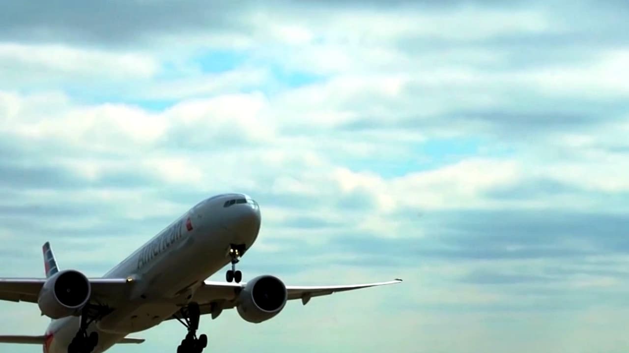 ¿Viajar en avión o esperar? El dilema de los pasajeros ante el aumento del combustible