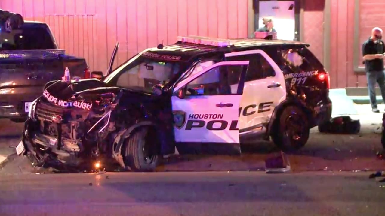 La patrulla policiaca sufrió de severos daños en el parte del frente.