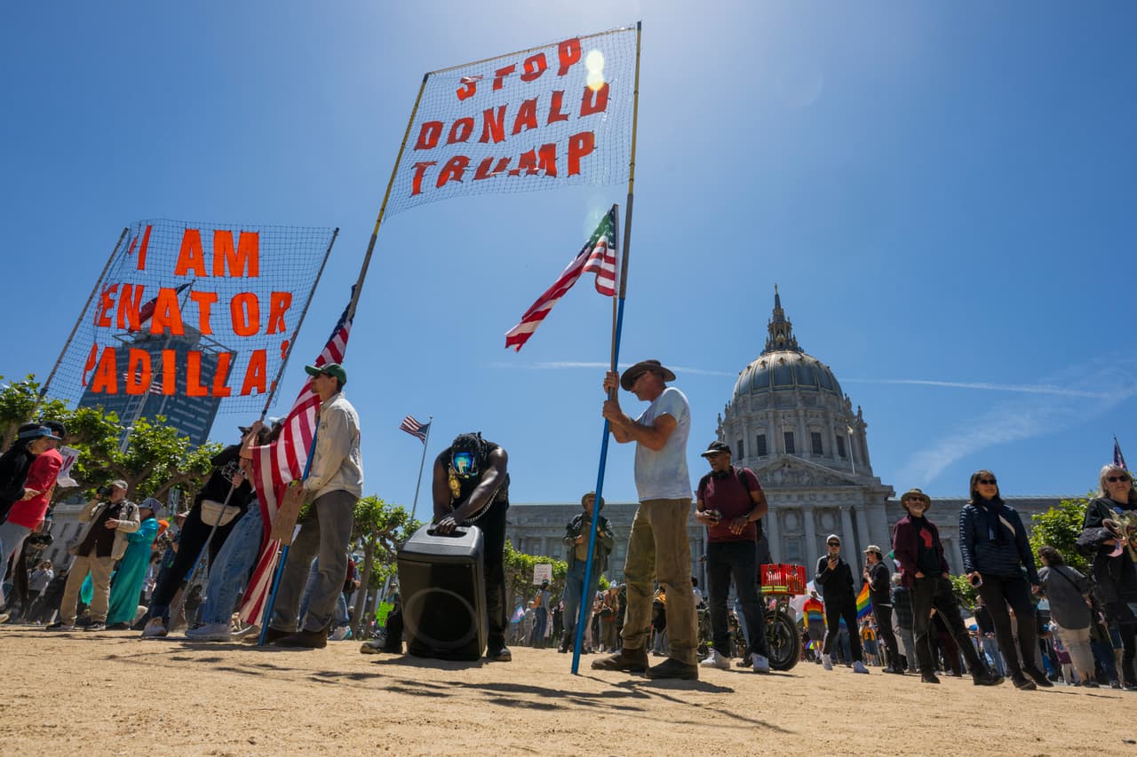 A pesar de la tensión, las marchas se desarrollaron sin incidentes mayores hasta las 3:00 p.m., con fuerte presencia policial, bloqueos de calles y advertencias sobre actos de violencia o vandalismo.