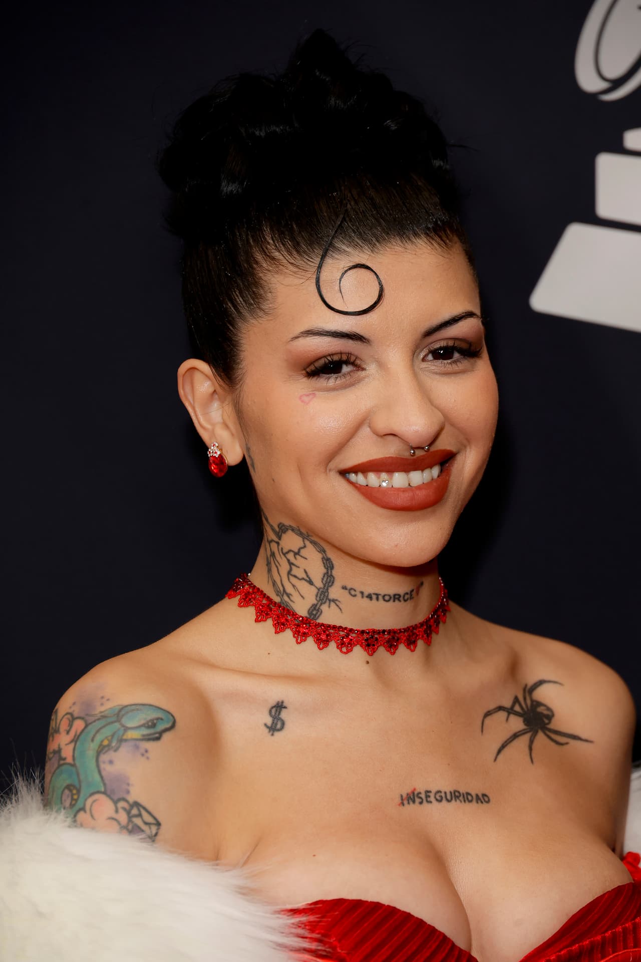 En cuanto al peinado, la artista se inclinó por un recogido y remarcó su rostro con un mechón de cabello estilizado sobre su frente. El maquillaje lucía natural, solo dio protagonismo a los labios con un tono naranja.