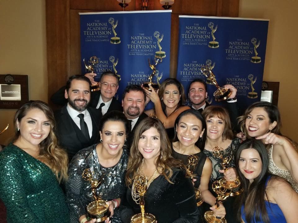 El equipo de KUVN celebra sus galardones.