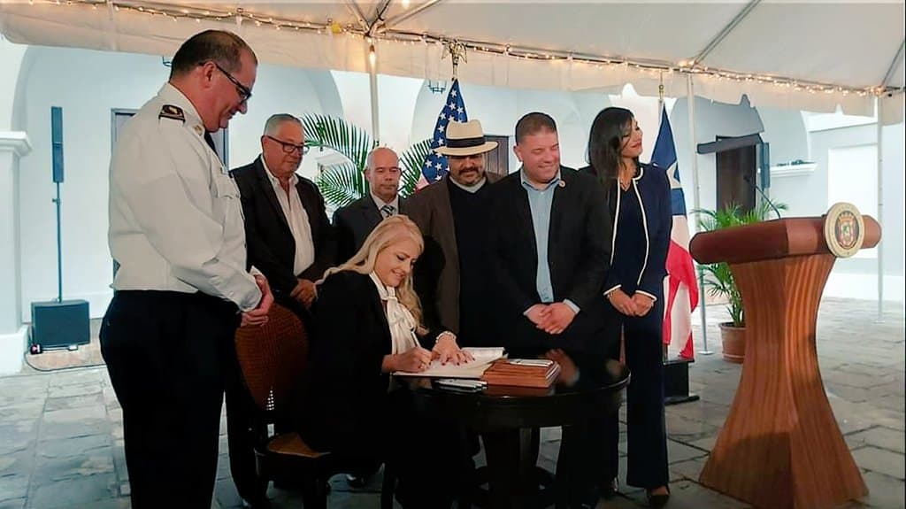 Wanda Vázquez firma Ley de Ajuste Salarial para el Cuerpo de Bomberos de Puerto Rico