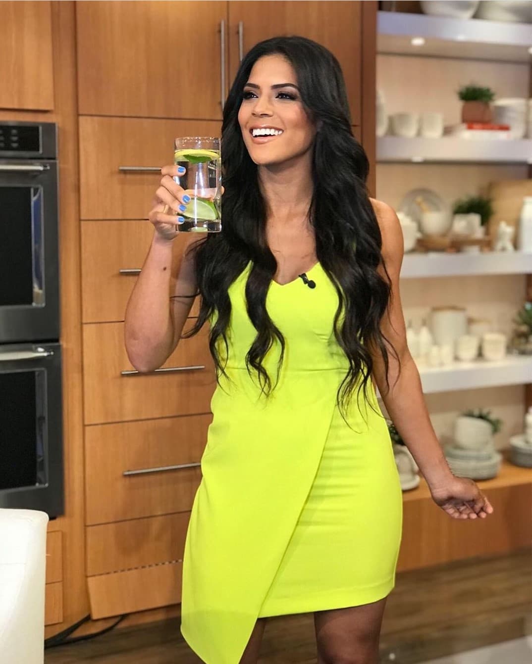 En dicha emisión del programa la vimos perfecta pero lidiaba aún con el daño en su cuerpo. “Tomando mucha agua, que también ayuda a combatir el espasmo muscular que cargo”, escribió junto a la fotografía donde aparece tomando agua natural con unas rodajas de limón.