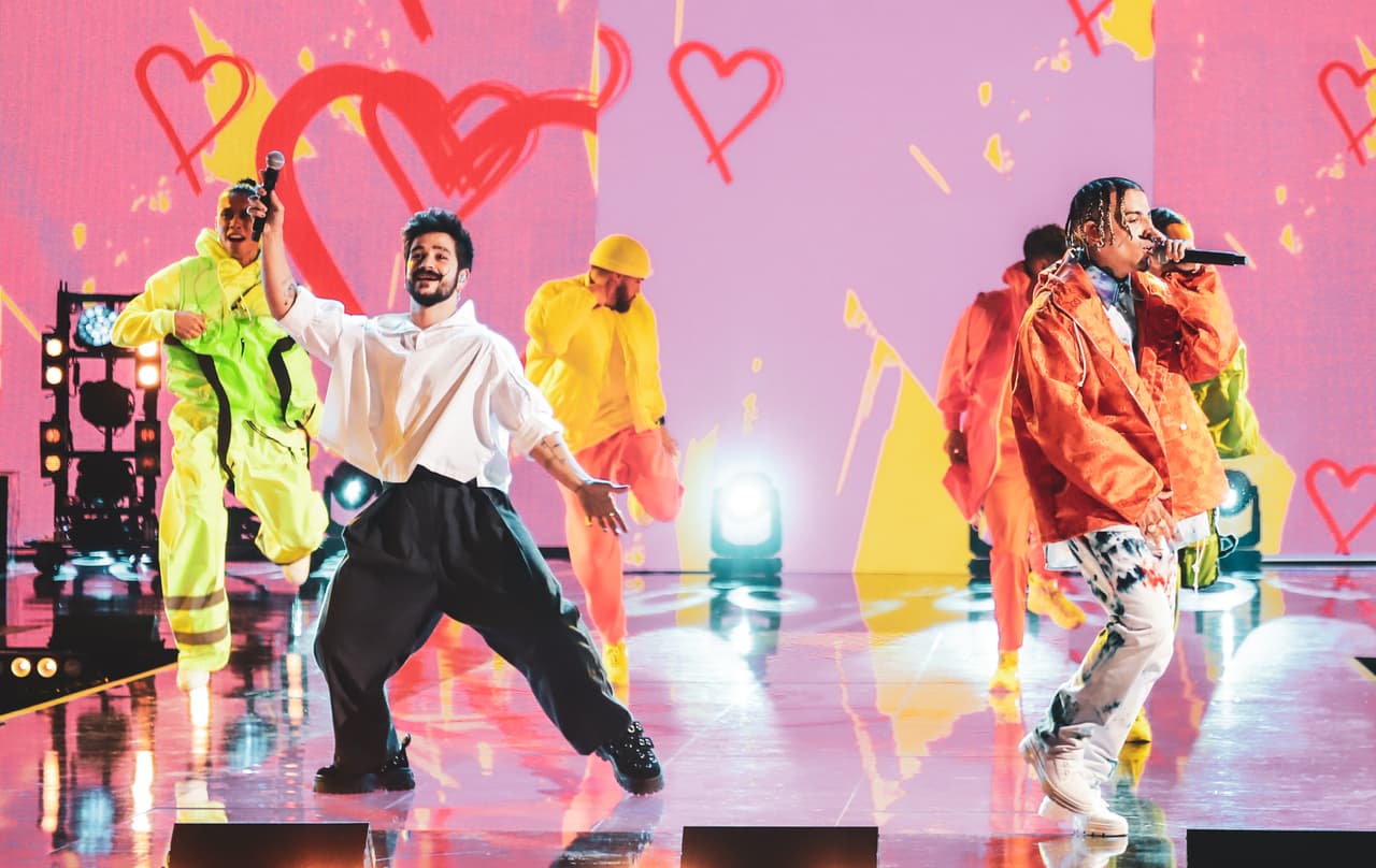 Camilo volvió al escenario de Premios Juventud, esta vez acompañado de Rauw Alejandro.