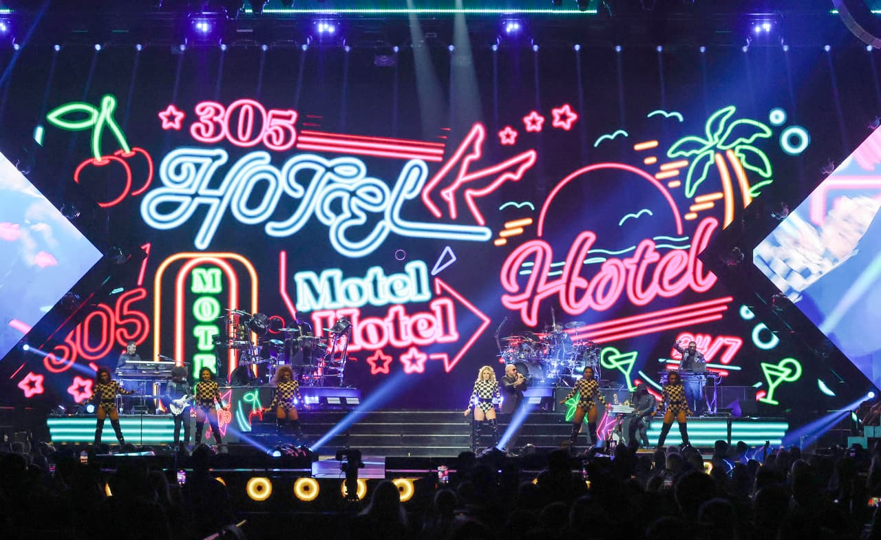 Los fanáticos pueden esperar una noche de música inolvidable en la gira mientras las megaestrellas ofrecen una mezcla electrizante de los mayores éxitos de su carrera con influencias de reggaeton, salsa pop, dance y música electrónica, respaldadas por una producción de clase mundial e imágenes de última generación.