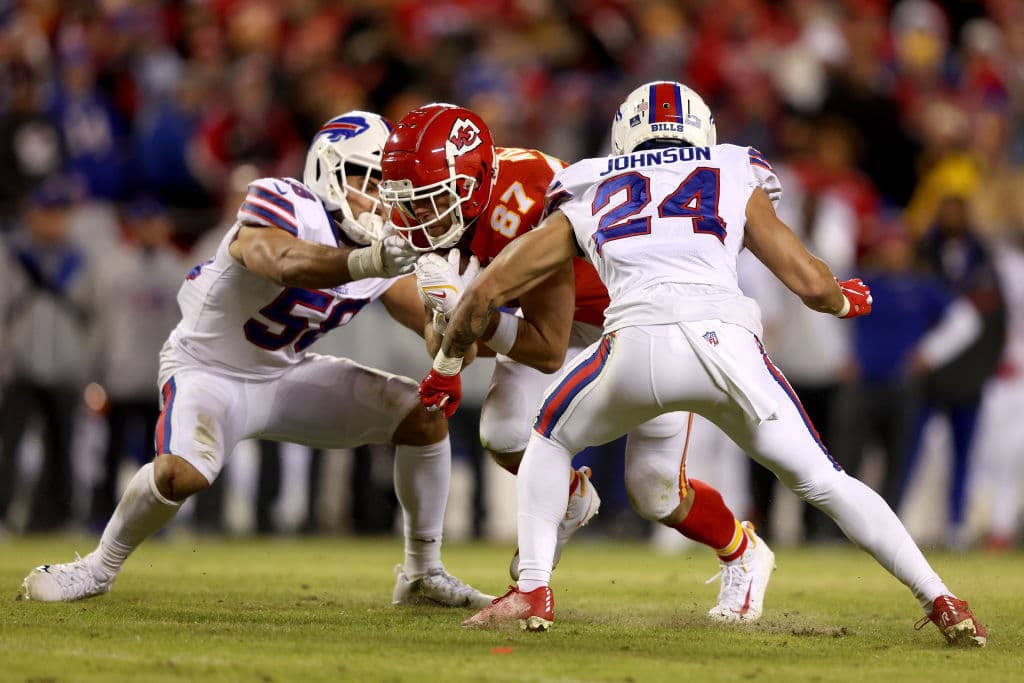 Los Chiefs se metieron nuevamente al partido por el Campeonato de la AFC aal vencer en tiempo extra a los Bills. La actuación de cuatro touchdowns de Patrick Mahomes llevó a Kansas City a ganar 42-36 contra Buffalo, un choque que pasará a la historia.
<br>