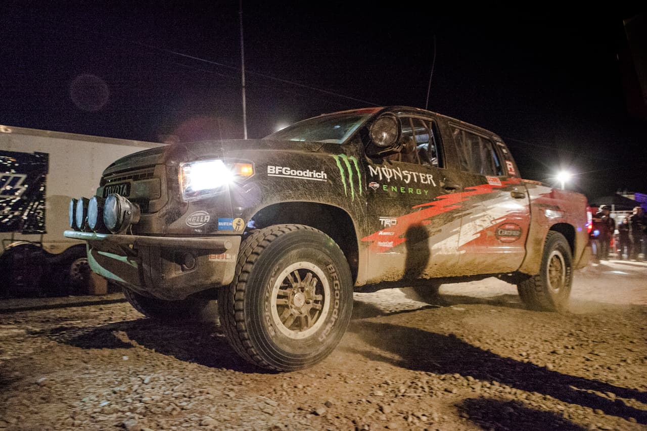 <b>Baja 1000</b>
<br>Aunque el reglamento indica un límite máximo de 48 horas para recorrer las más de 1,000 millas, se espera que después de 19 horas de haber iniciado la carrera comiencen a llegar los primeros participantes a la meta en La Paz, Baja California.