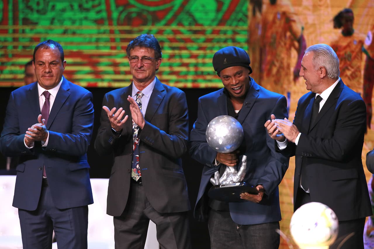 Ronaldinho fue la gran figura de la ceremonia de investidura al Salón de la Fama de la décima generación, en donde los grandes ausentes fueron Raúl González, Roberto Carlos, Fabio Cannavaro y Pia Sundhage.