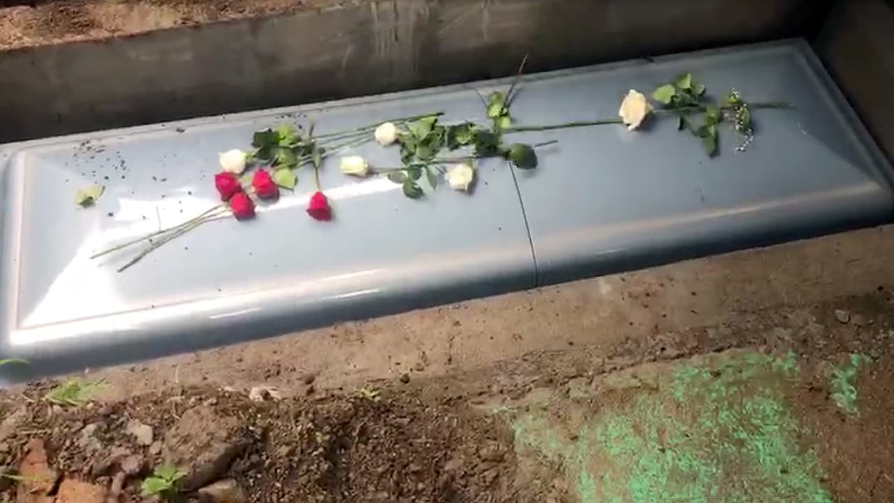 Durante la graduación, en la Secundaria Alexandria City hubo una silla vacía con un traje de graduado en honor a Luis.