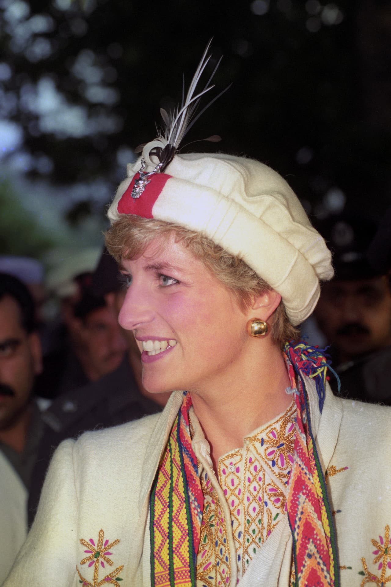 De acuerdo con 
<b><a href="https://twitter.com/byemilyandrews/status/1184335680878661633?s=21" target="_blank">un tuit</a></b> de la periodista especializada en realeza Emily Andrews, el sombrero de Kate Middleton tenía "plumas de pavorreal", mientras que el de la princesa Diana "lucía como de ave de rapiña".