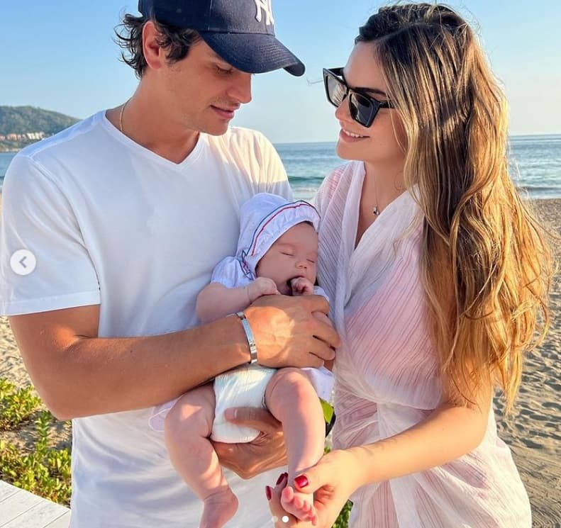 En otro mensaje insistió en que "
<b>cada mamá sabe cuando su bebé tiene hambre</b> o necesita comer".
<br>