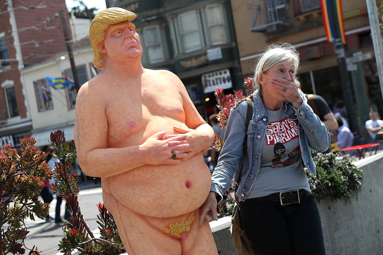 Es diferente la estatua desnuda de Hillary Clinton de las estatuas sin ropa de Donald Trump