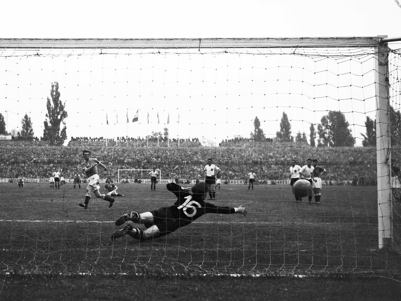 El extremo izquierdo alemán Fritz Walter anota el quinto gol de Alemania desde el punto de penalti durante el partido de semifinales de la Copa Mundial de Fútbol, disputado en Basilea, Suiza, el 30 de junio de 1954.