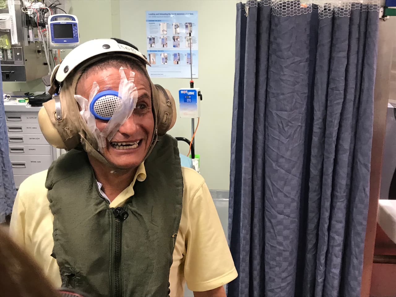 Oscar Ovalle se prepara para abordar un helicóptero que lo devolverá a tierra tras ser operado de cataratas en el USNS Confort.