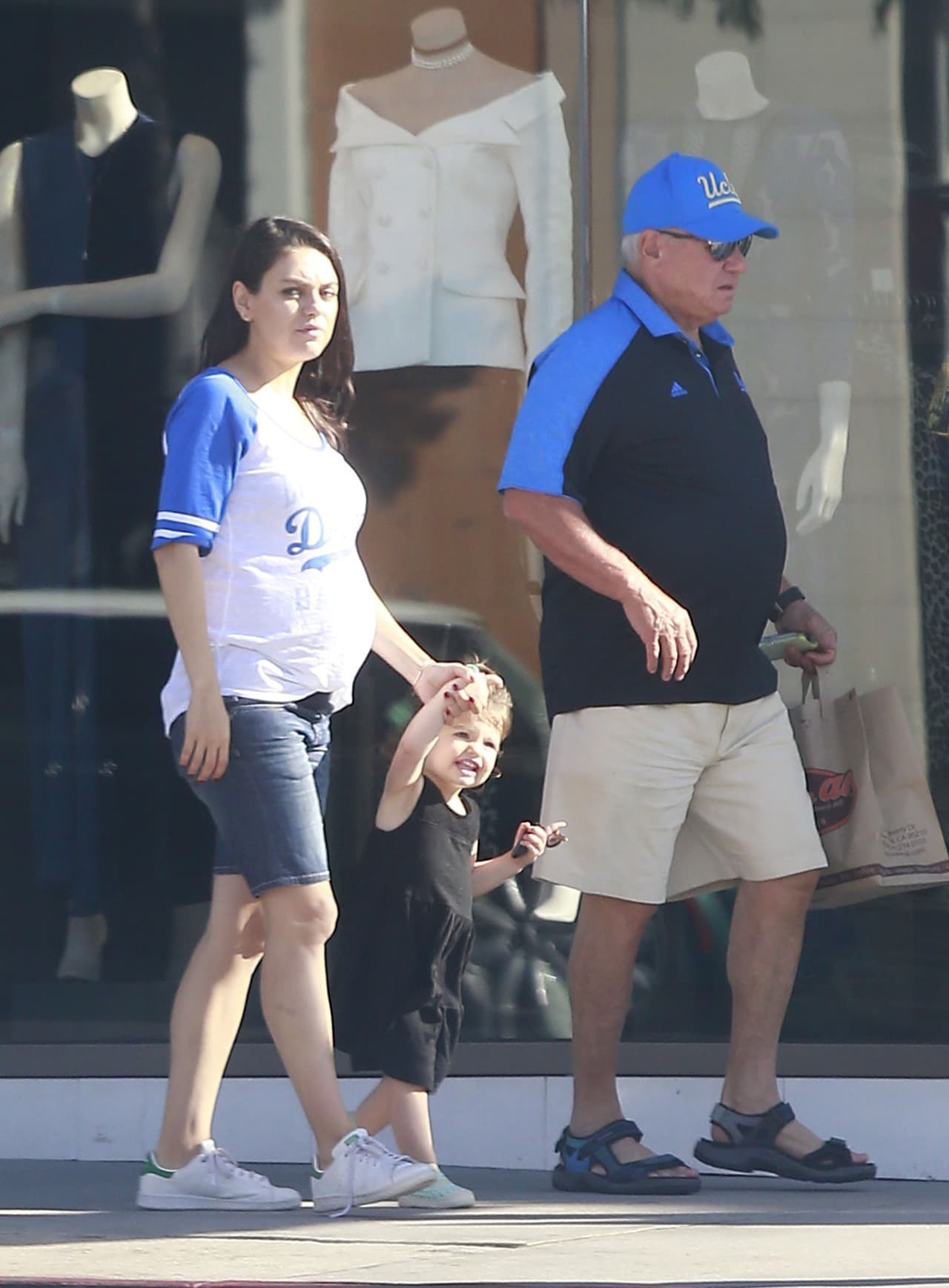 Mila Kunis salió de paseo con su hija y su papá.