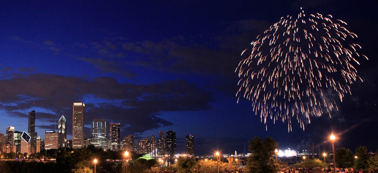 <b><a href="https://navypier.org/explore/fireworks/" target="_blank">Navy Pier</a></b>: En Navy Pier, todos los miércoles (9:30 PM) y los sábados (10:15 PM) comenzando el 25 de mayo al 31 de agosto de 2019 en Navy Pier puedes aprovechar de la exhibición de fuegos artificiales acompañados de música. La exhibicion es gratuita. Hay dos garajes de estacionamiento en el lugar y varias alternativas fuera del sitio: planea pagar entre $15 y $30 por el estacionamiento si vas a manejar. La mejor visualización es en 
<br>
<br>Dock Stage. 600 E Grand Ave.