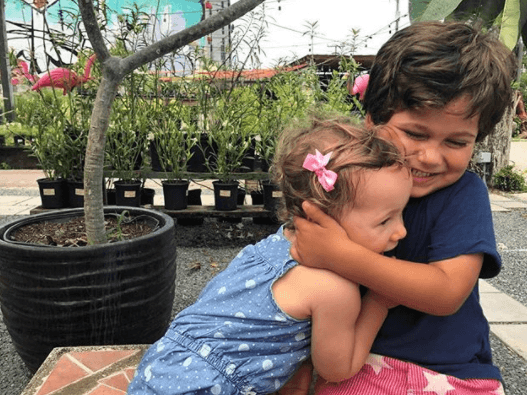 El amor entre hermanos es evidente, esta imagen dice más que mil palabras.