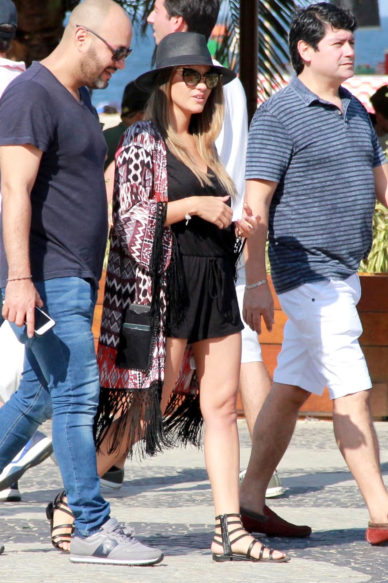 Se protegió bien del Sol con gafas y un sombrero.